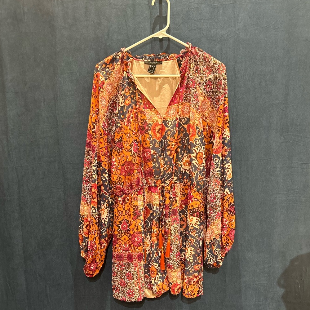 🍁🍁Forever 21 size medium, short jumper, beautiful patterns, and tassels